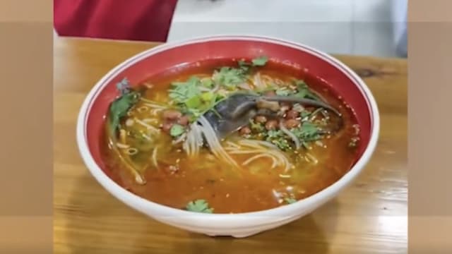 陕西面馆面里竟有整只死老鼠 店长：顾客取饮料时掉进去的