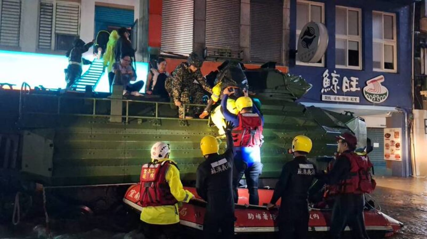 台风“凤凰”袭台伤51人 洪涝水深及腰逾8000人疏散