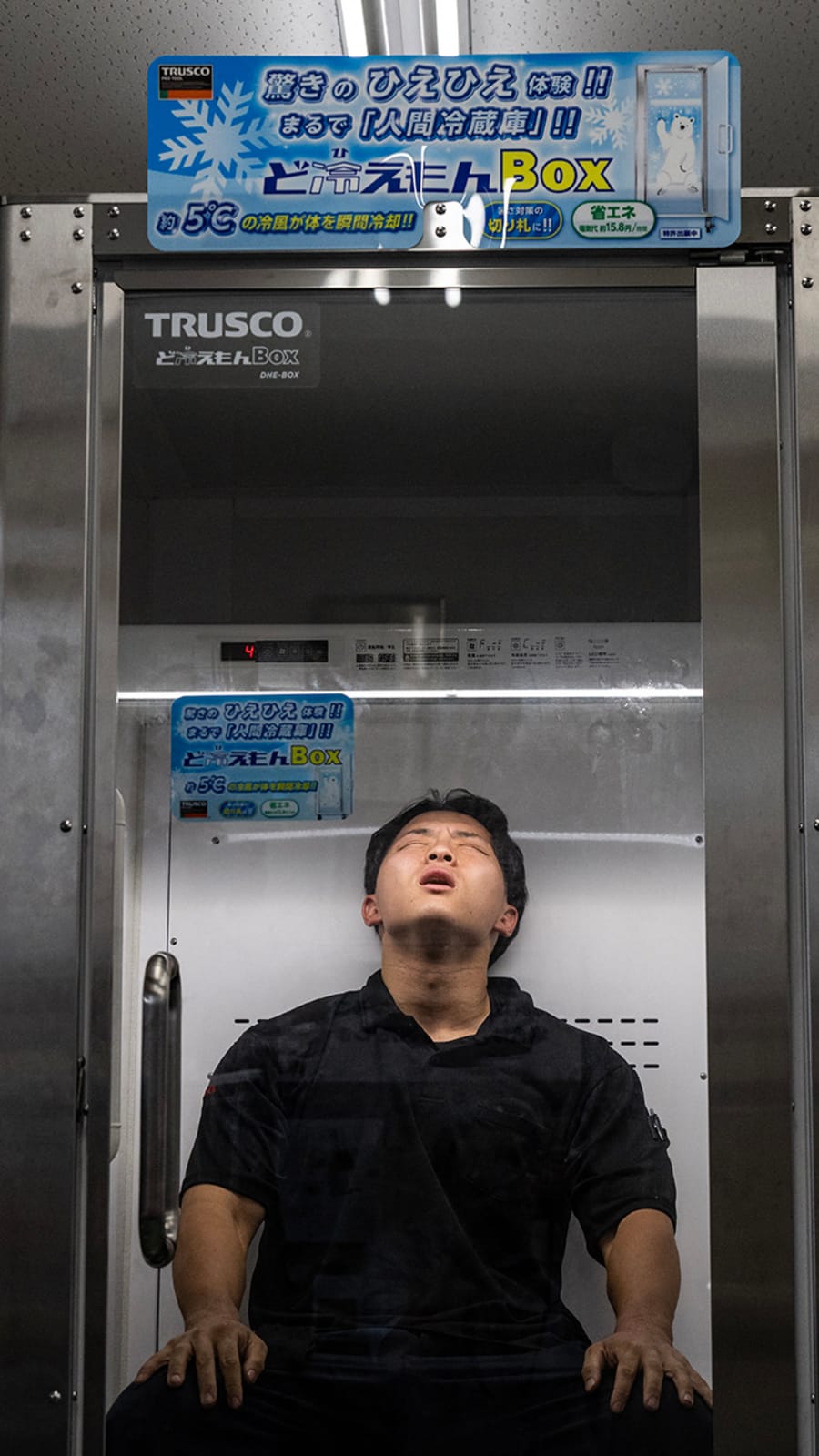Cool Japan: Human fridge chills workers in extreme heat