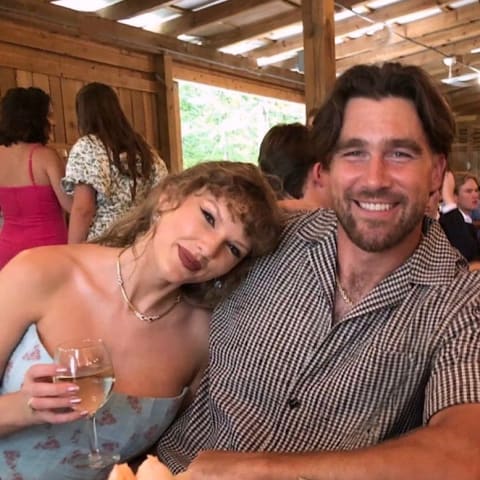 突破想象!Taylor Swift与Travis Kelce曼妙同框,传出惊人秘密!