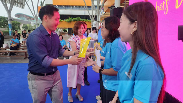 学前教师获礼包 吴培铭：教师值得每天获感激