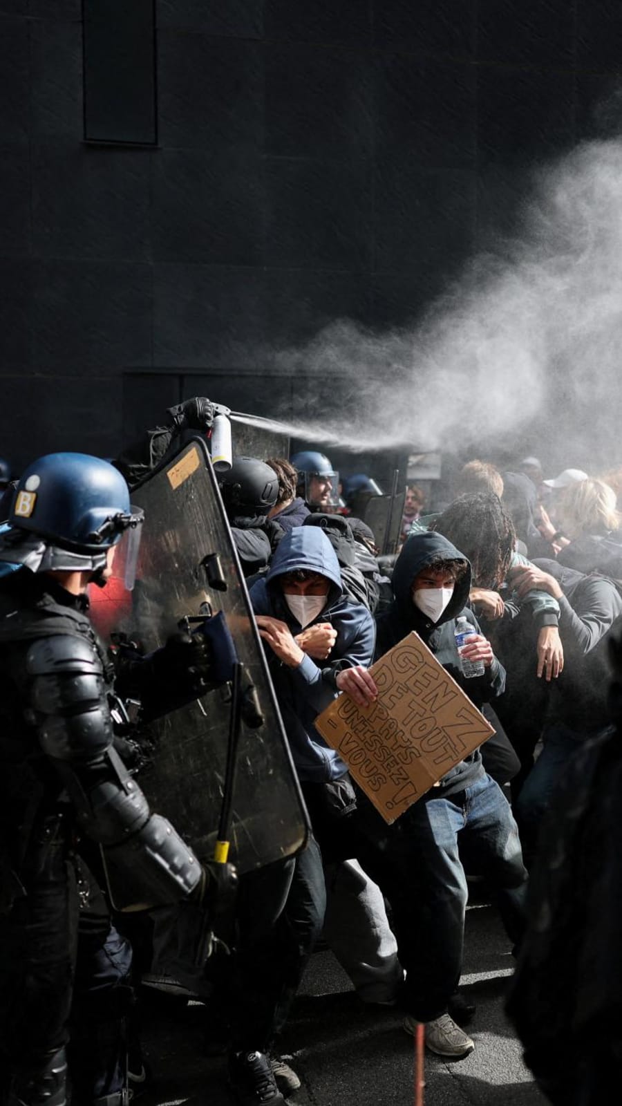 Hundreds arrested in French school protests