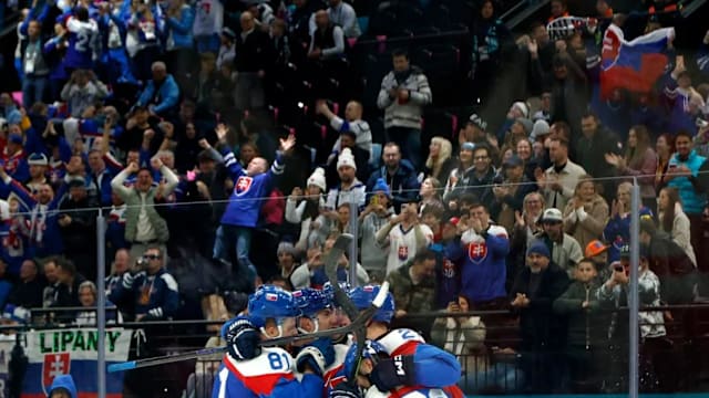 冒险为本国冰球队征战冬奥助威 通缉犯潜逃16年后落网