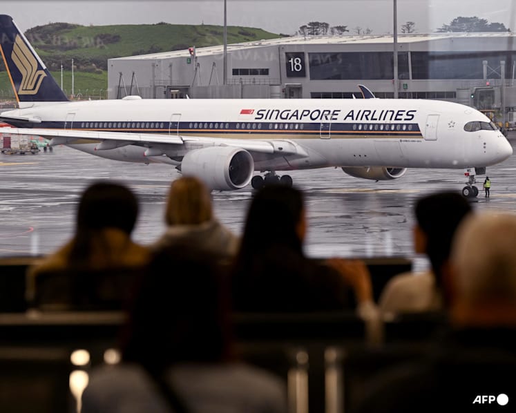 Singapore Airlines' half-year profit falls 68%