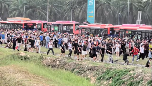 雪邦F1交通安排挨批 车迷冒雨等接驳巴士四小时