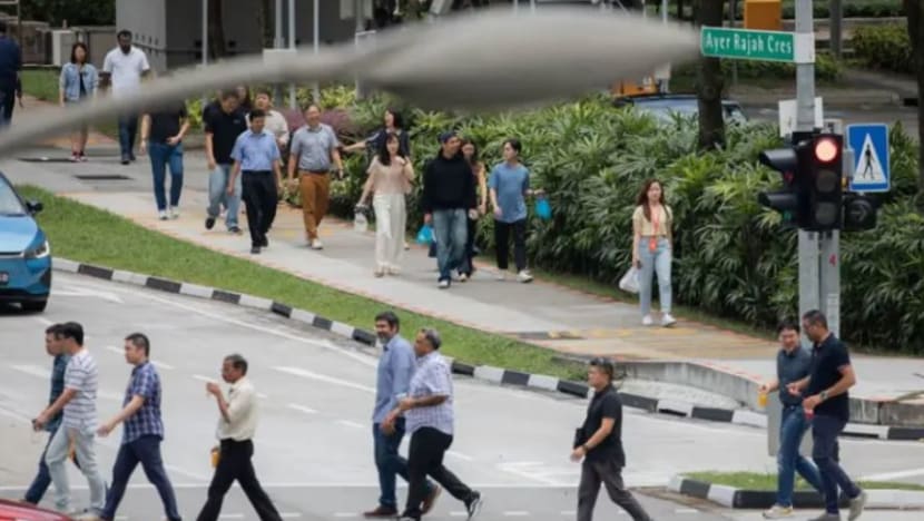 Kadar pengambilan pekerja penduduk SG merosot pada 2023; gaji sebenar susut: MOM