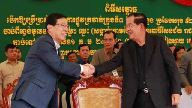 最后一次以总理身份出席活动 洪森亮相道路启用典礼