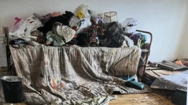 中国情侣拖欠房租抢占房子 屋内污秽遍地阳台挂狗皮