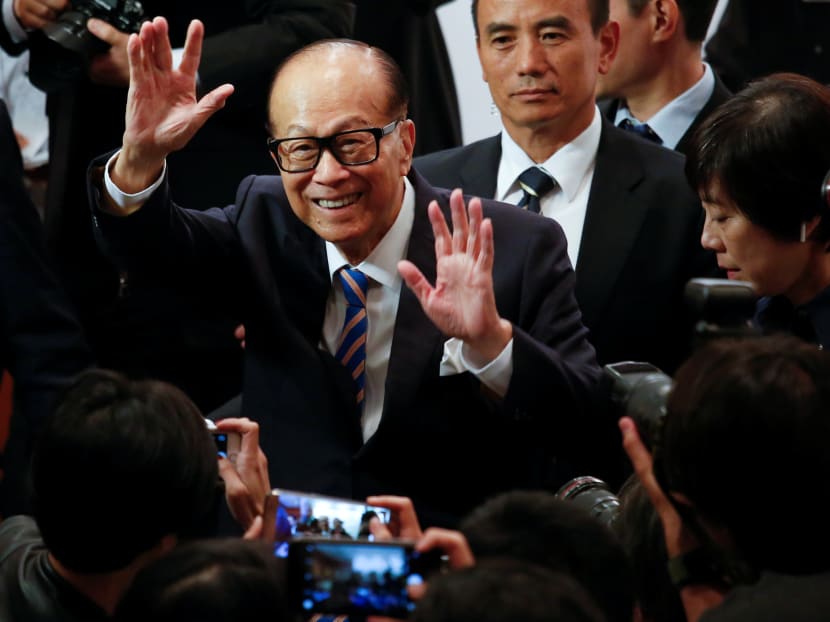 Hong Kong tycoon Li Ka-shing waves goodbye after announcing his retirement as the chairman of CK Hutchison Holdings Ltd. Photo: Reuters