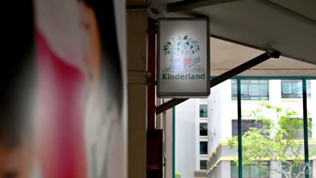 逾30名家长到兀兰坊馨乐园 同校方进行闭门讨论