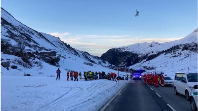 奥地利滑雪圣地发生雪崩 两人下落不明