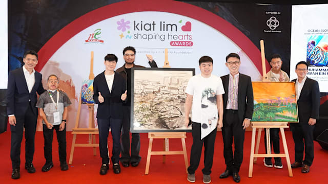 林俊杰同部长动笔作画行善，还出$38,888拍得残障艺术家画作！