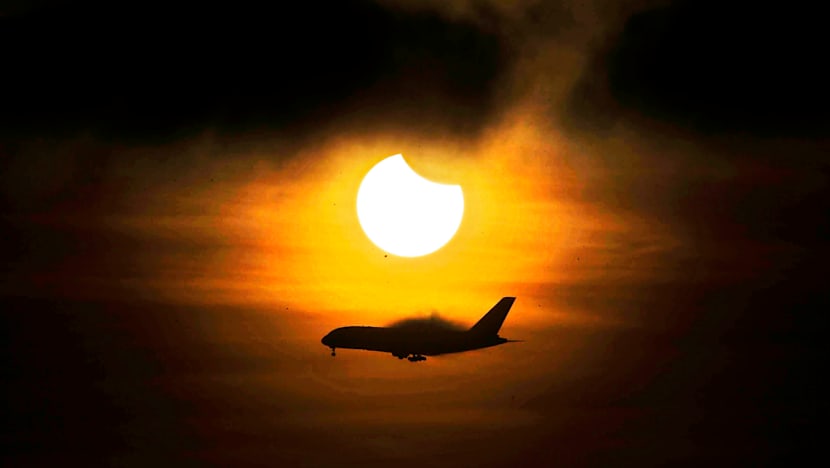 S’poreans flock outdoors for early morning solar date