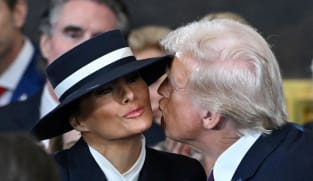 Topi Melania curi perhatian, bikin susah dicium Donald Trump