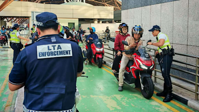 多部门联合执法取缔违规摩托骑士 14人涉无照驾驶被查