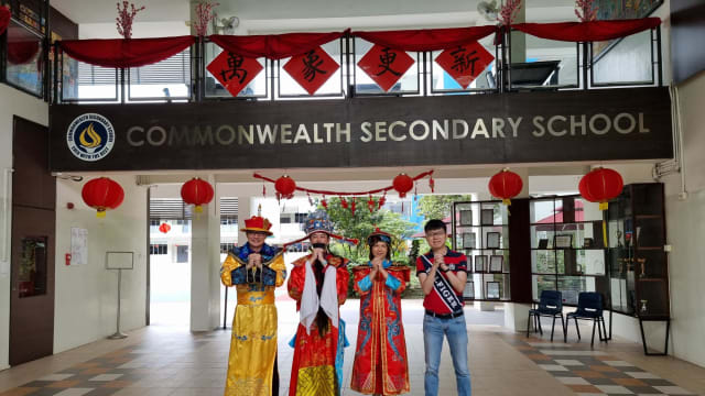 【青春校园】校长扮财神送祝福 师生兴高采烈迎兔年