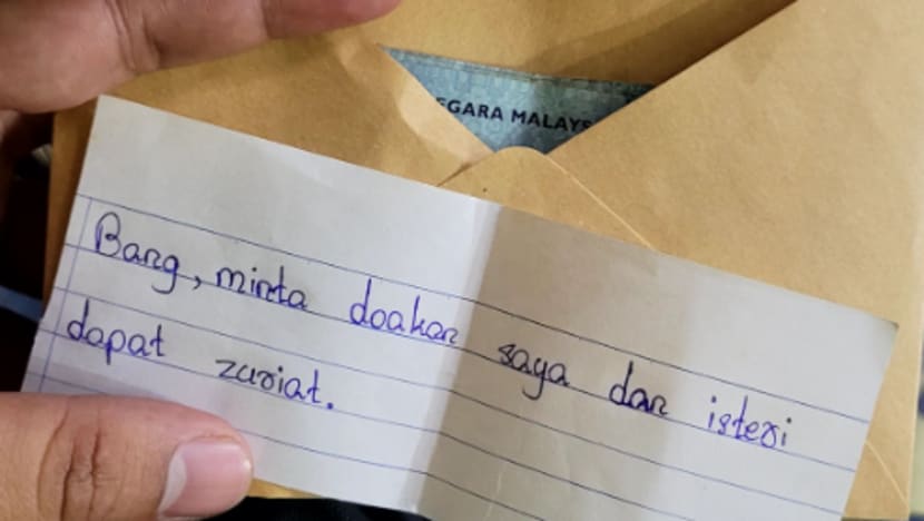 Penghantar makanan ini tersentuh oleh permintaan khas, sumbangan pelanggan