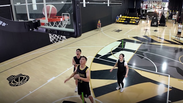 遇见AI | AI裁判计分投篮大赛 国家篮球队前队长与郑六月、吕霖轩的投篮较量