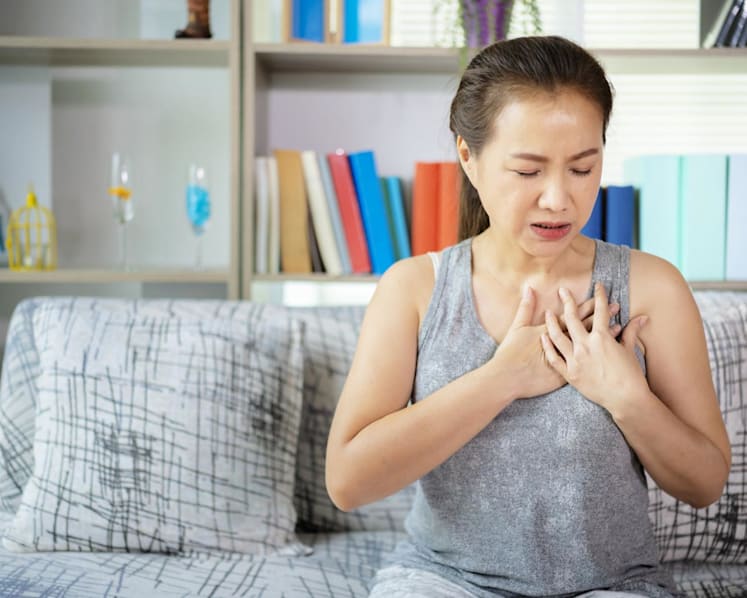 Anxiety gave her a fake heart attack: Panic attacks have similar symptoms, may be caused by perimenopause