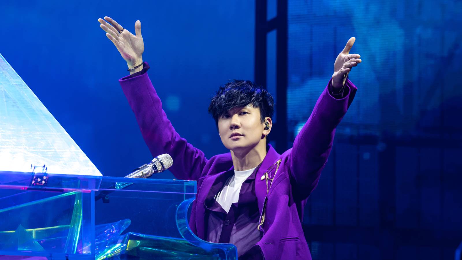 JJ Lin Kicks Off World Tour At National Stadium; Gets Emotional