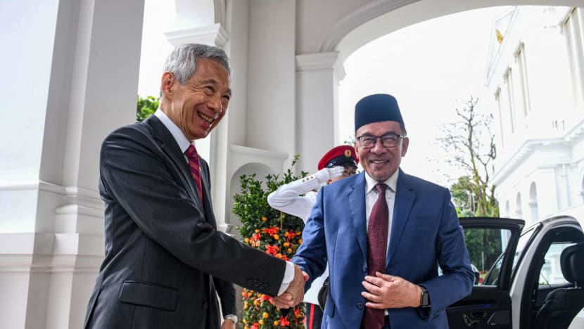No bilateral issues should be left unresolved, says Anwar on first visit to Singapore as Malaysia PM No bilateral issues should be left unresolved, says Anwar on first visit to Singapore as Malaysia PM