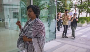 சட்டையில் வாசகம்... மறைக்கச் சொன்ன அதிகாரிகள் 