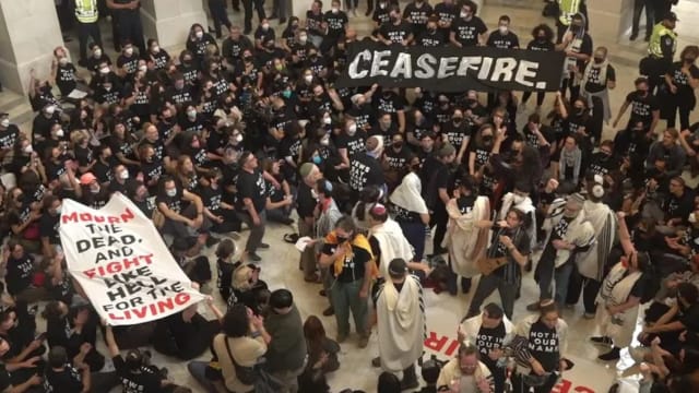 美国示威者闯入国会大楼 要求政府推动以巴停火