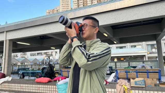 宏福苑灾民借记者相机 长镜遥望家园废墟瞬间泪崩