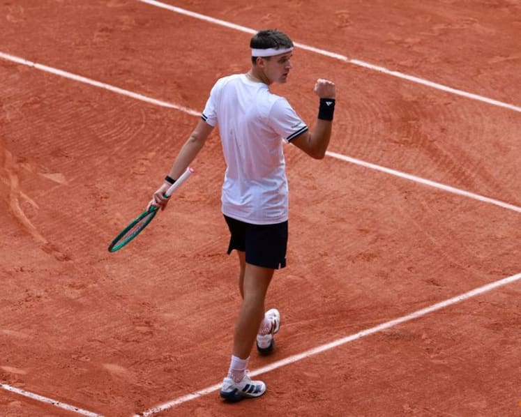 Resolute Zverev reels in Mensik, books French Open final with Cobolli
