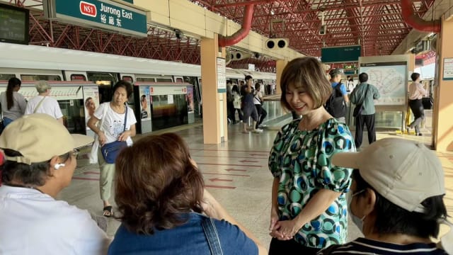 裕廊东站到接驳巴士站得走八分钟 许连碹：为确保乘客安全