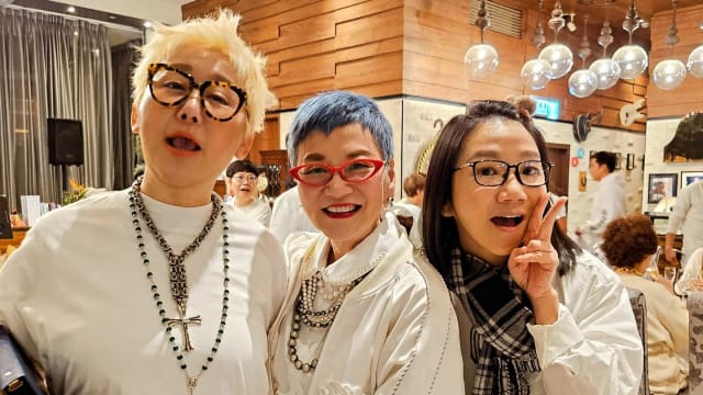 蓝心湄庆祝58岁生日　“综艺教母”3人大合体