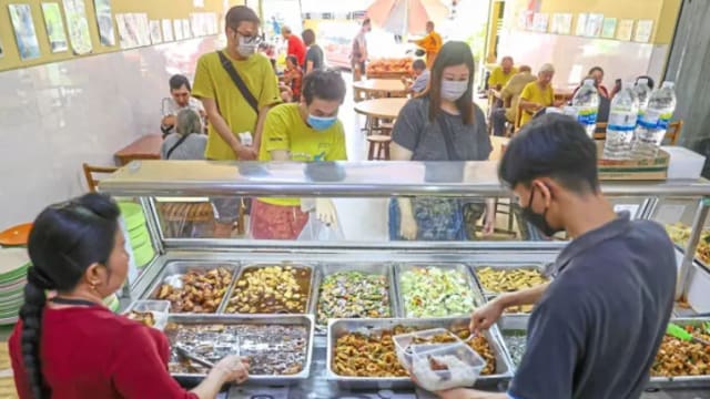 马国素食餐馆三菜一饭只售约5角 回馈社会每日迎上千名顾客