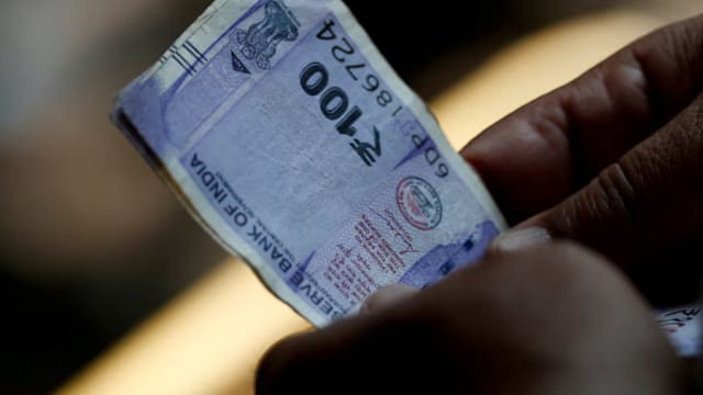 印度卢比兑美元汇率跌破90关口 创历史新低