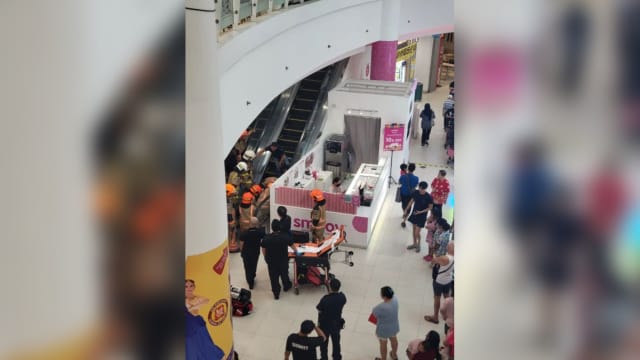 本地再现商场电扶梯夹脚事件 女童被送院