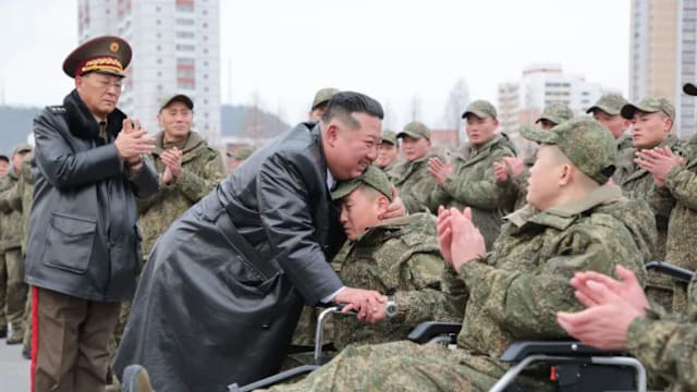 朝鲜举行盛大仪式 欢迎在俄罗斯完成作战任务回国士兵