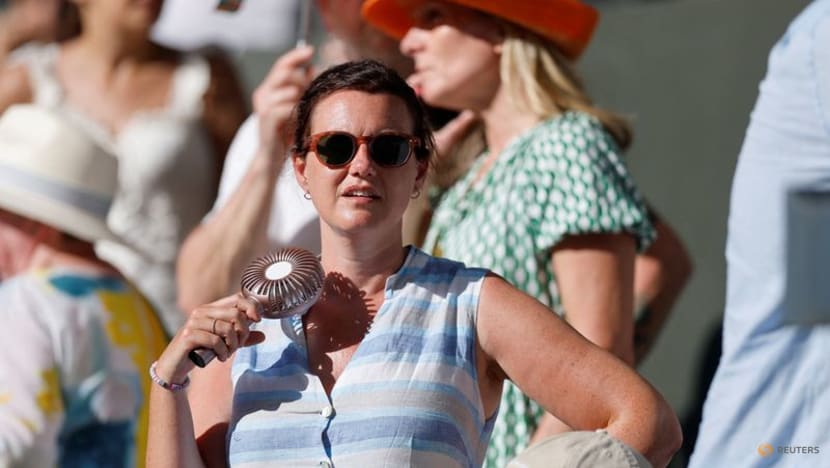 Fans take cover on hottest opening day in Wimbledon history
