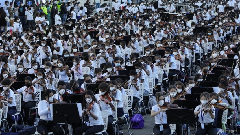 Venezuelan musicians set world's largest orchestra record