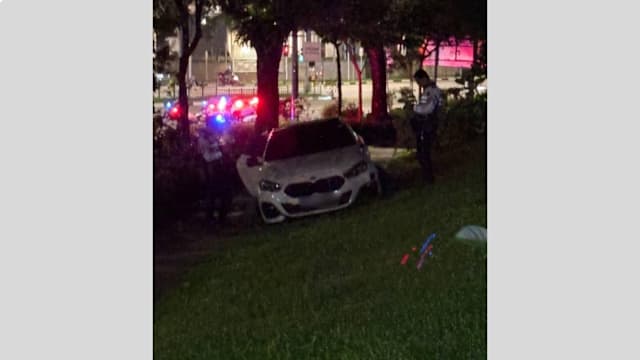 疑似汽车打滑开上人行道后弃车逃 警方正在寻找车主