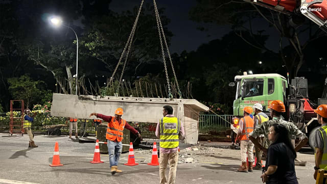 武吉知马路水泥结构掉落 54岁拖车司机正助查