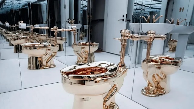 18K纯金“功能性金马桶” 逾1580万元天价成交