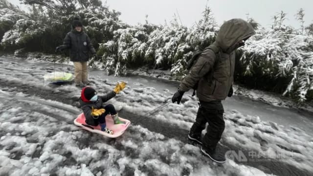 台湾寒流来袭 马祖罕见出现雪景