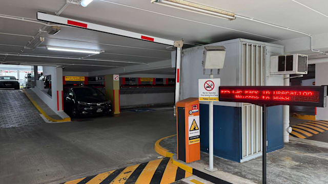 约500个组屋停车场系统故障 道闸开放供车辆通行 约500个组屋停车场系统故障 道闸开放供车辆通行