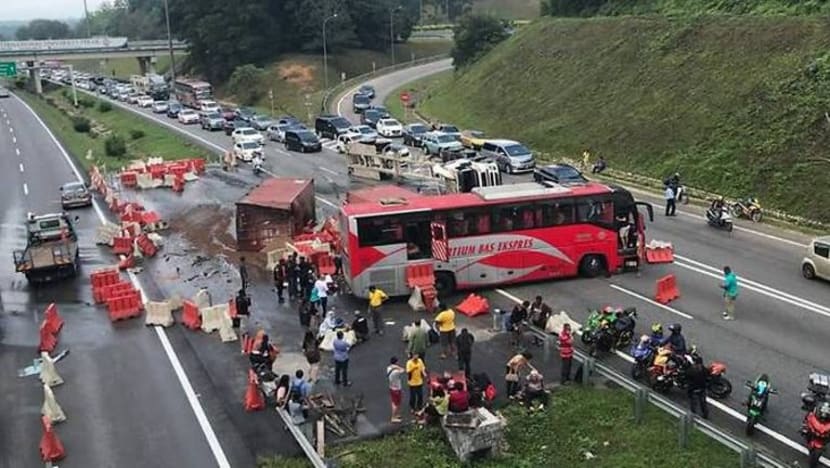3 maut dalam kemalangan bas ekspres, 2 lori