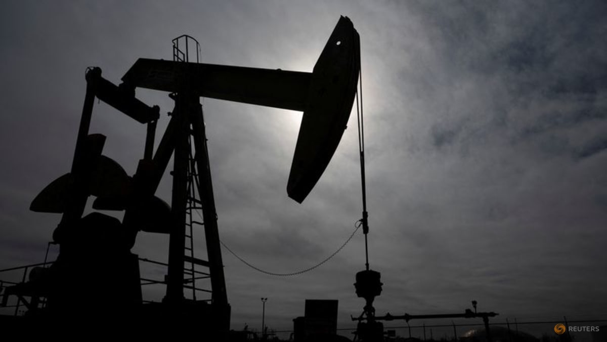 Oil drops on lower demand forecasts despite deadlock in US-Iran talks