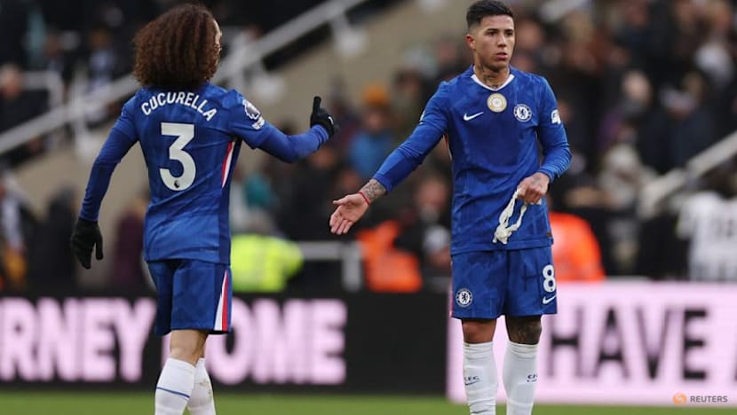 Arsenal regain Premier League lead with win at Everton, Chelsea salvage draw with Newcastle