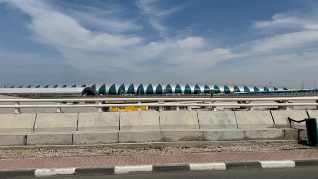 迪拜国际机场范围内遭无人机攻击 引发火患