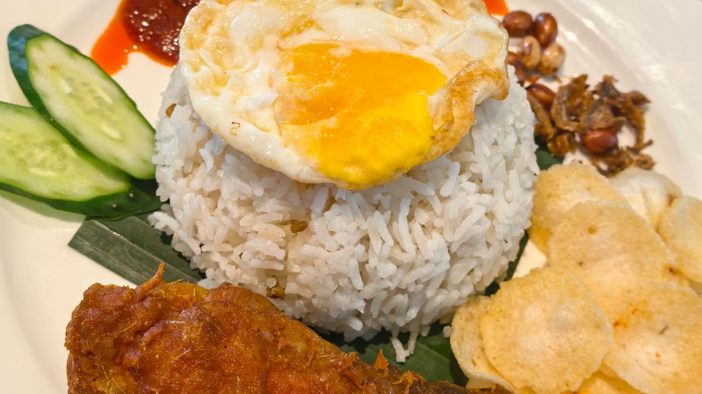 脆皮炸鸡椰浆饭（图：李宛纹）