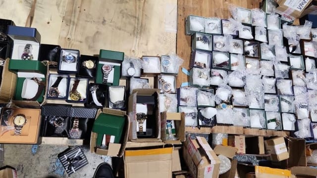 移民局侦破三起走私案 起获上千只手表和200多瓶酒精饮料