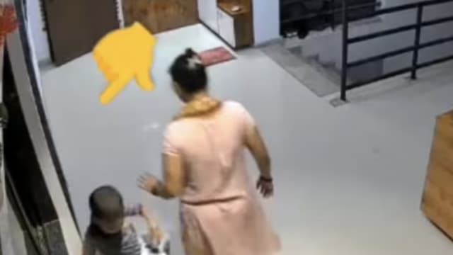 印度四岁女童坐窗边穿鞋坠楼亡 母亲崩溃痛哭
