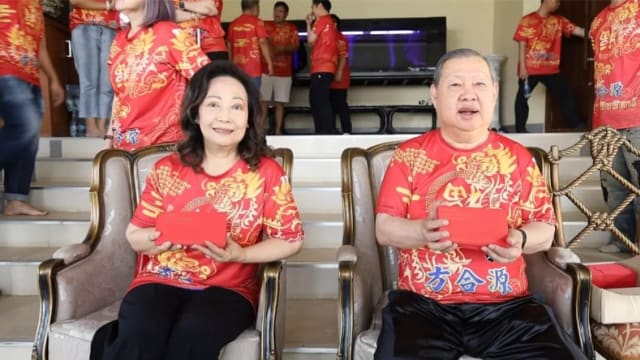 泰国华裔富商除夕豪发200万泰铢红包 吸引万人上门